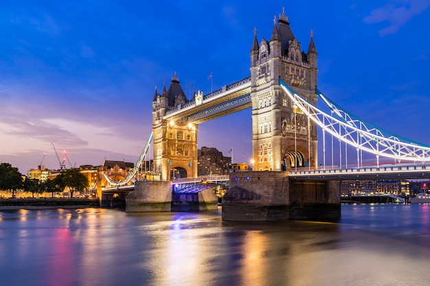 Londen Tower Bridge opheffen