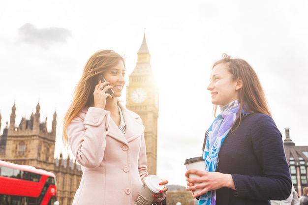 Londen, twee vrouwen die met de big ben op de achtergrond staan