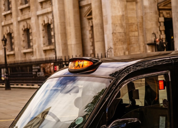 Londense zwarte taxi's te huur rond Trafalgar Square, Londen.