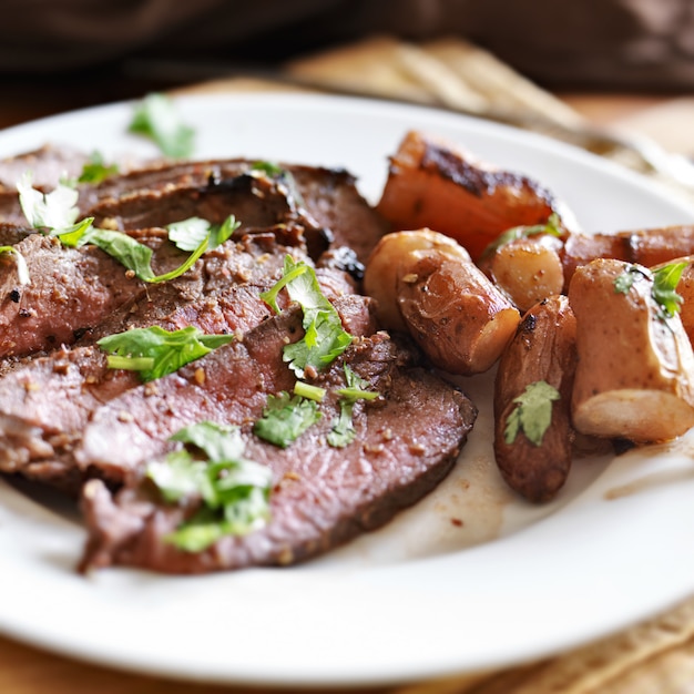 Foto arrosto di manzo alla griglia di londra con patate fingerling francesi