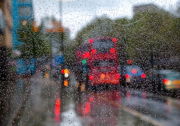 비 방울과 창 유리를 통해 런던 도시의 불빛