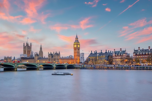 Orizzonte della città di londra con il paesaggio urbano del big ben e della houses of parliament nel regno unito