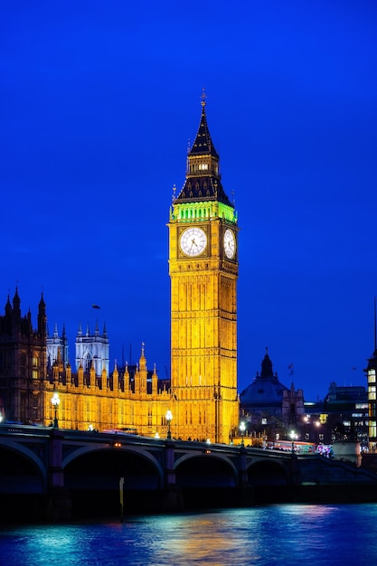 Foto orizzonte della città di londra con il paesaggio urbano del big ben e della houses of parliament nel regno unito