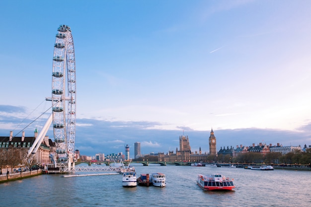 London Eye met Big Ben in de schemering