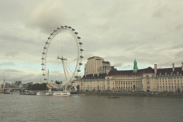 London Eye reuzenrad op sombere bewolkte dag UK