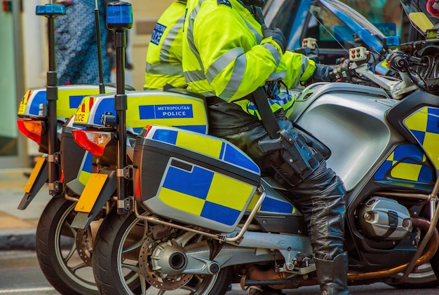 ロンドン白バイ警察 バイクに乗ったロンドン警視庁警察官 ロンドン イギリス