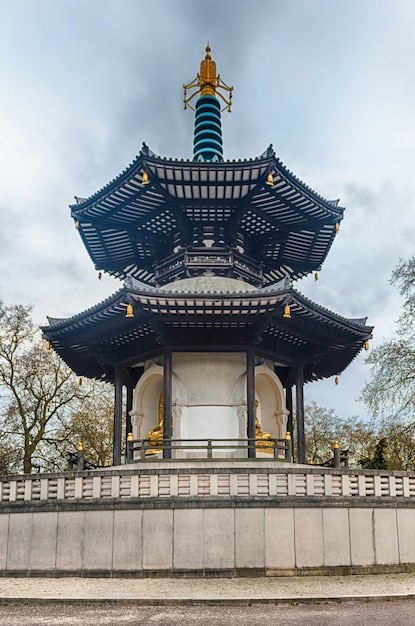 Foto la pagoda della pace di londra nel parco di battersea, punto di riferimento iconico di londra, inghilterra, regno unito