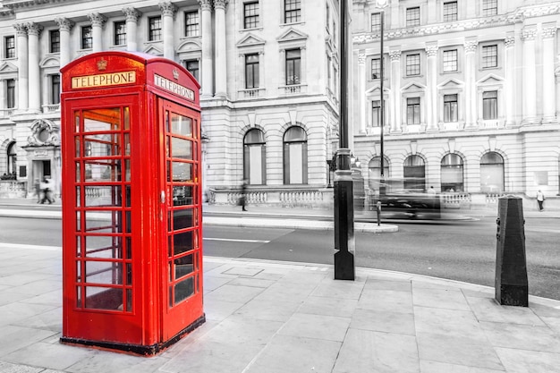 ロンドンの街の通りにある赤い電話ボックス 黒と白の赤