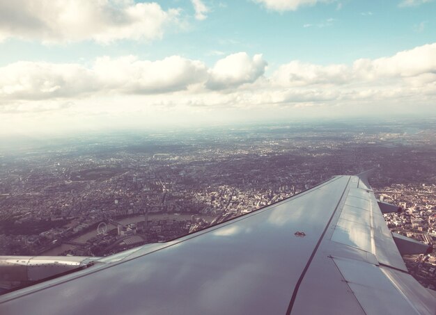 航空機からのロンドンの屋上ビューのパノラマ