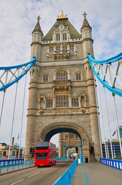 London tower bridge-zonsondergang op de rivier van theems