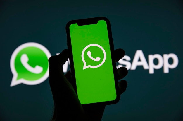 ロンドン英国2021年3月スマートフォンのWhatsappオンラインメッセージングサービスのロゴ