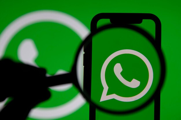 Londra uk marzo 2021 logo del servizio di messaggistica online whatsapp su uno smartphone