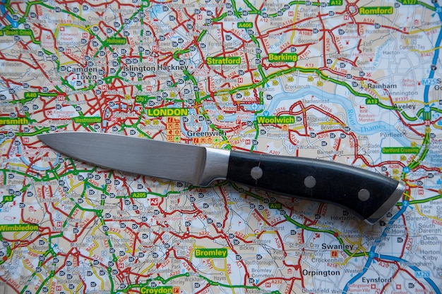 London regno unito 14 novembre 2018 un coltello su una mappa di londra inghilterra coltello criminalità nel concetto di londra