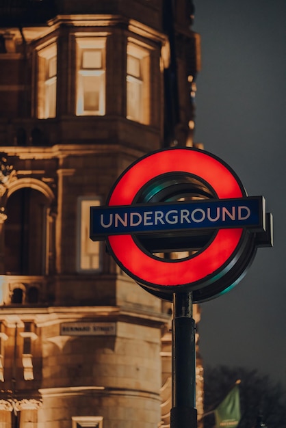 Photo london underground sign at the entrance to russel square station london uk