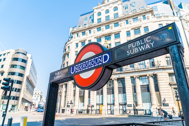 Segno di ingresso della stazione della metropolitana di londra