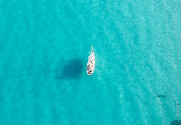 日の出の時間にマヨルカ島の青い海で海を航行する孤独なボート