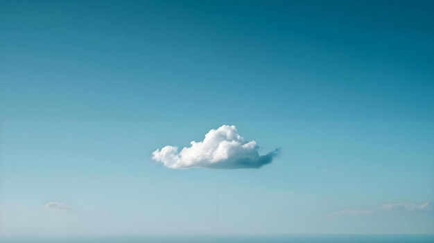 바다 위의 파란 하늘에 있는 외로운 구름