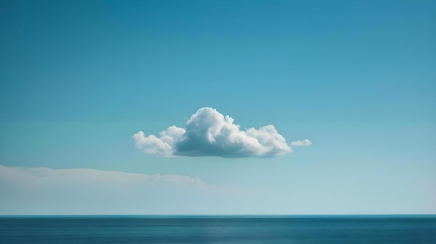 海の真ん中に浮かぶ孤独な雲