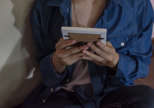 写真 空の部屋で一人で孤独、