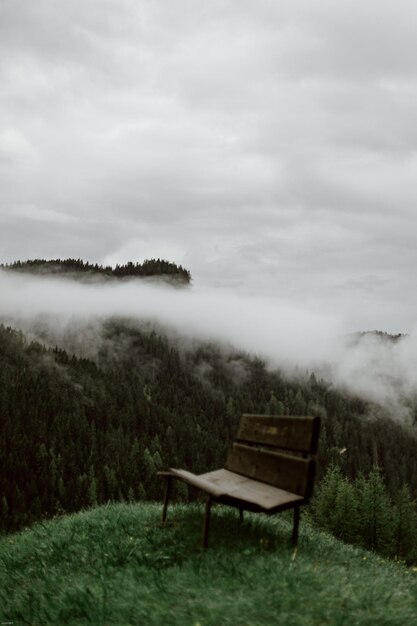 Photo lonely bench on slope by valley