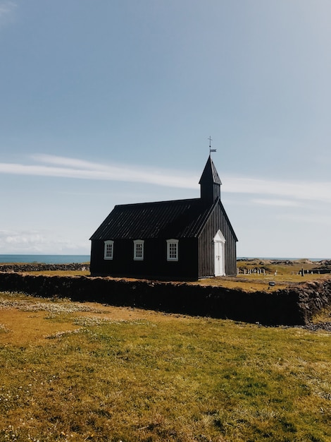 Chiesa solitaria in una giornata di sole