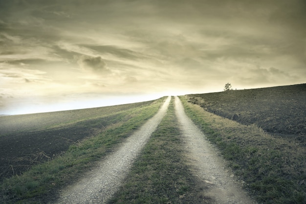 Foto strada vuota solitaria