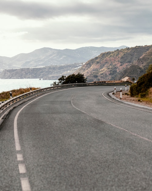 Autostrada solitaria vicino alla spiaggia