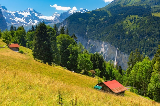スイス、ベルナーオーバーラントの山村ヴェンゲン近くの孤独な家。ユングフラウが背景に見える