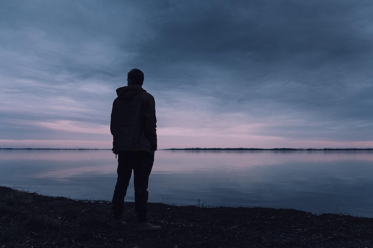Photo lonely man by the sea