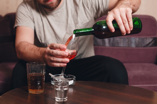 写真 酒を飲む孤独な男