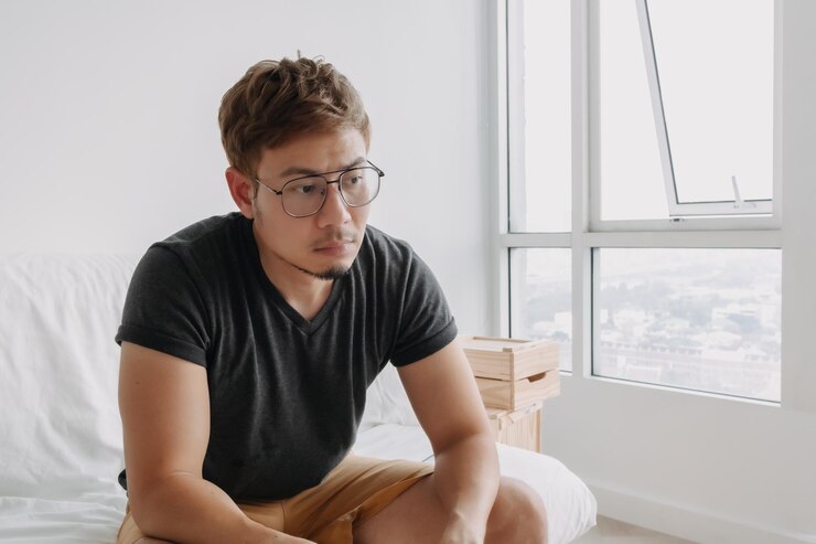 Photo 우울증의 그의 아파트 개념에 외로운 앉아 외로운 남자