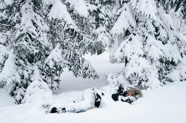 雪に覆われた森で眠っている孤独な男