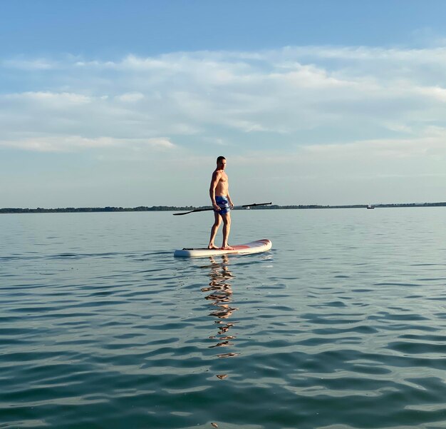 Photo lonely man on the water