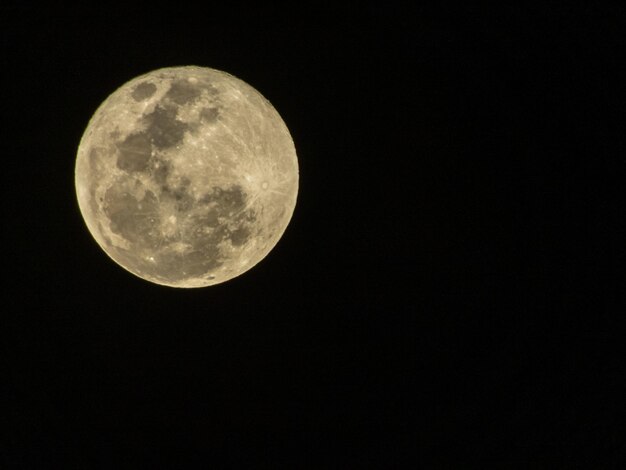 Foto luna solitaria nel cielo