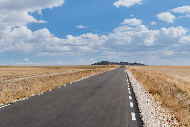 Strada solitaria verso l'orizzonte in campagna