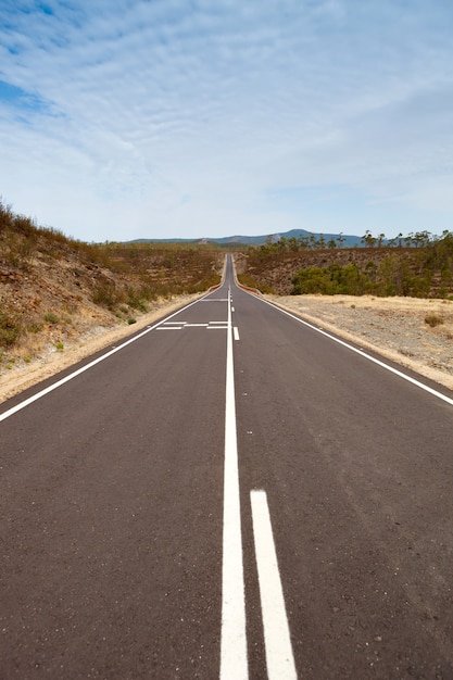 Foto strada solitaria con un cielo blu