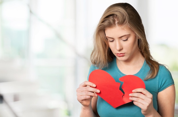 Foto ragazza triste e sola con il cuore spezzato