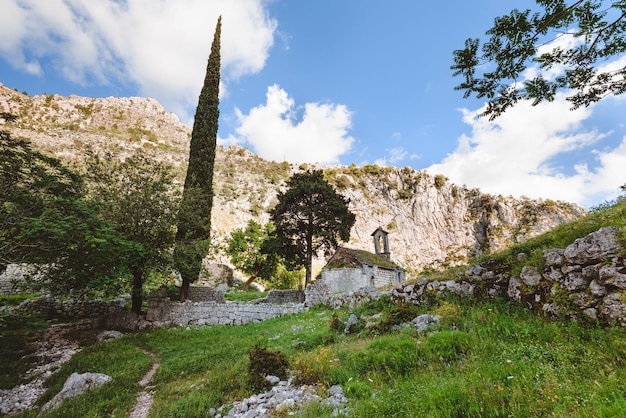 Chiesa serba solitaria in montagna