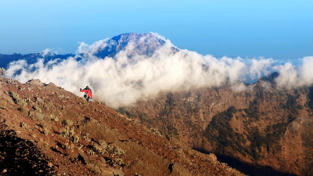 孤独な観光客がリンジャニ火山インドネシアの頂上に登るロンボク島リンジャニ火山