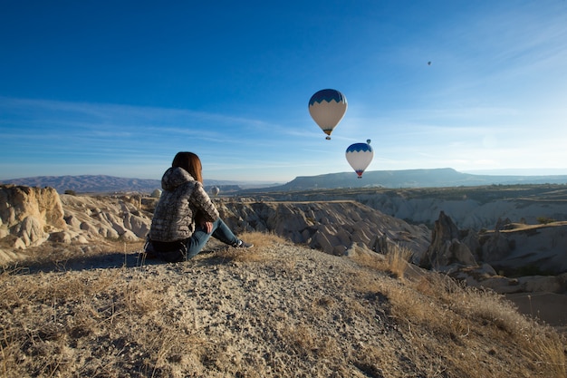 Photo lonely traveler looking into the cappadocia