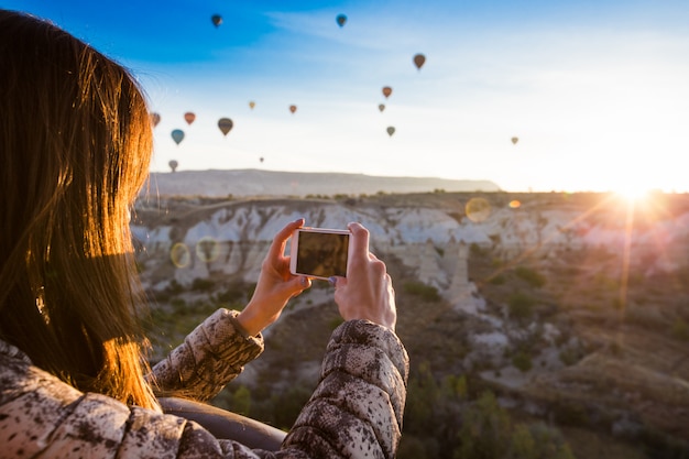 写真 カッパドキアを見る孤独な旅行者