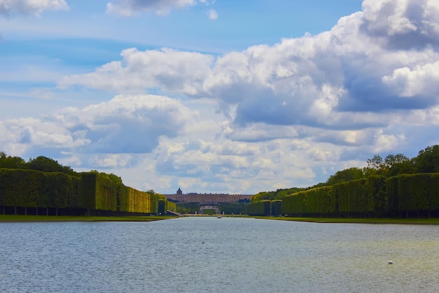 Una vista solitaria del parco di versailles francia la combinazione geometrica delle aree verdi degli alberi e del canal grande