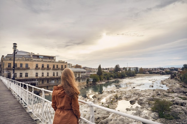 Photo lonely woman on the bridge