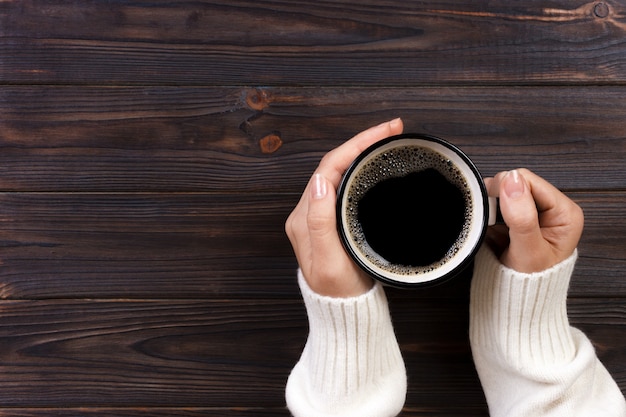 朝のコーヒーを飲む孤独な女性