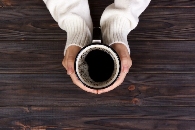 朝のコーヒーを飲む孤独な女性