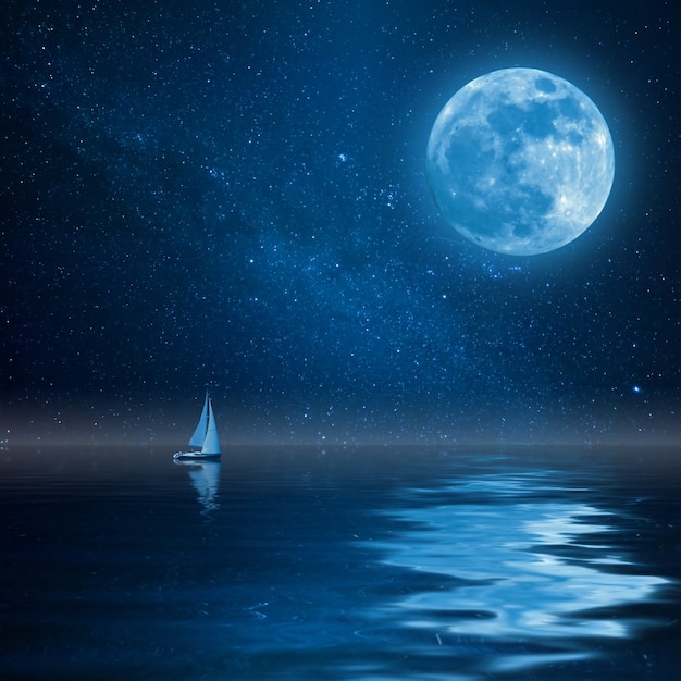穏やかな海での孤独なヨット、満月と星の水の反射