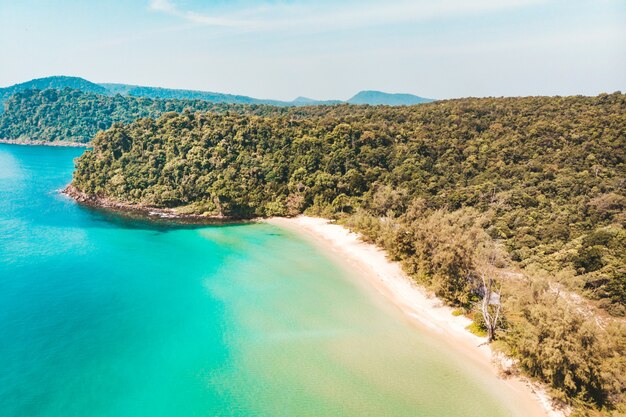 東南アジア、カンボジアのロン島のロングビーチ。上面図、タイ湾の美しい熱帯の島の空中写真。上からの眺め。