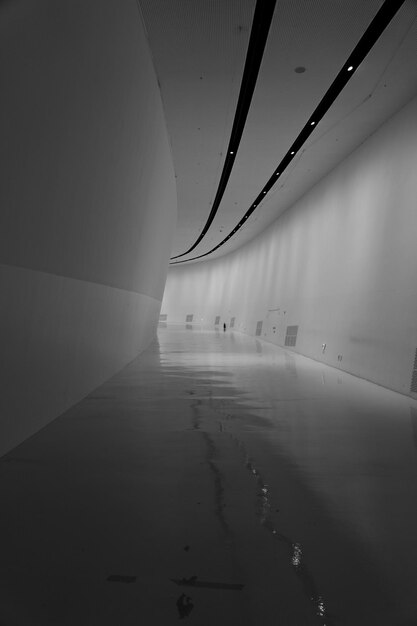写真 長い大きな空の廊下