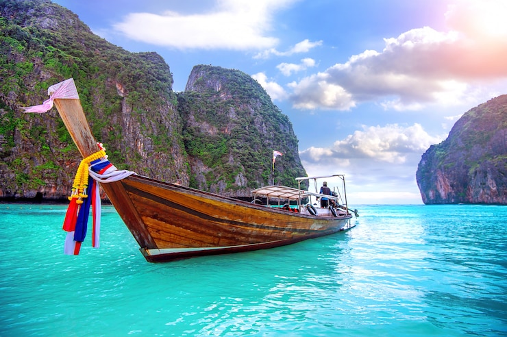 Photo long boat and blue water at maya bay in phi phi island, krabi thailand.