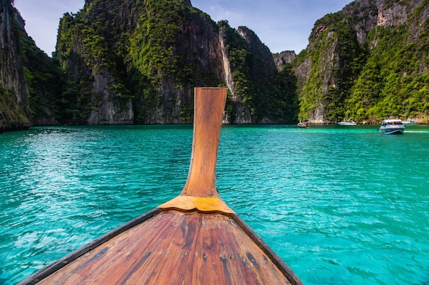 タイのクラビ、ピピ島のマヤ湾で長いボートと青い水。